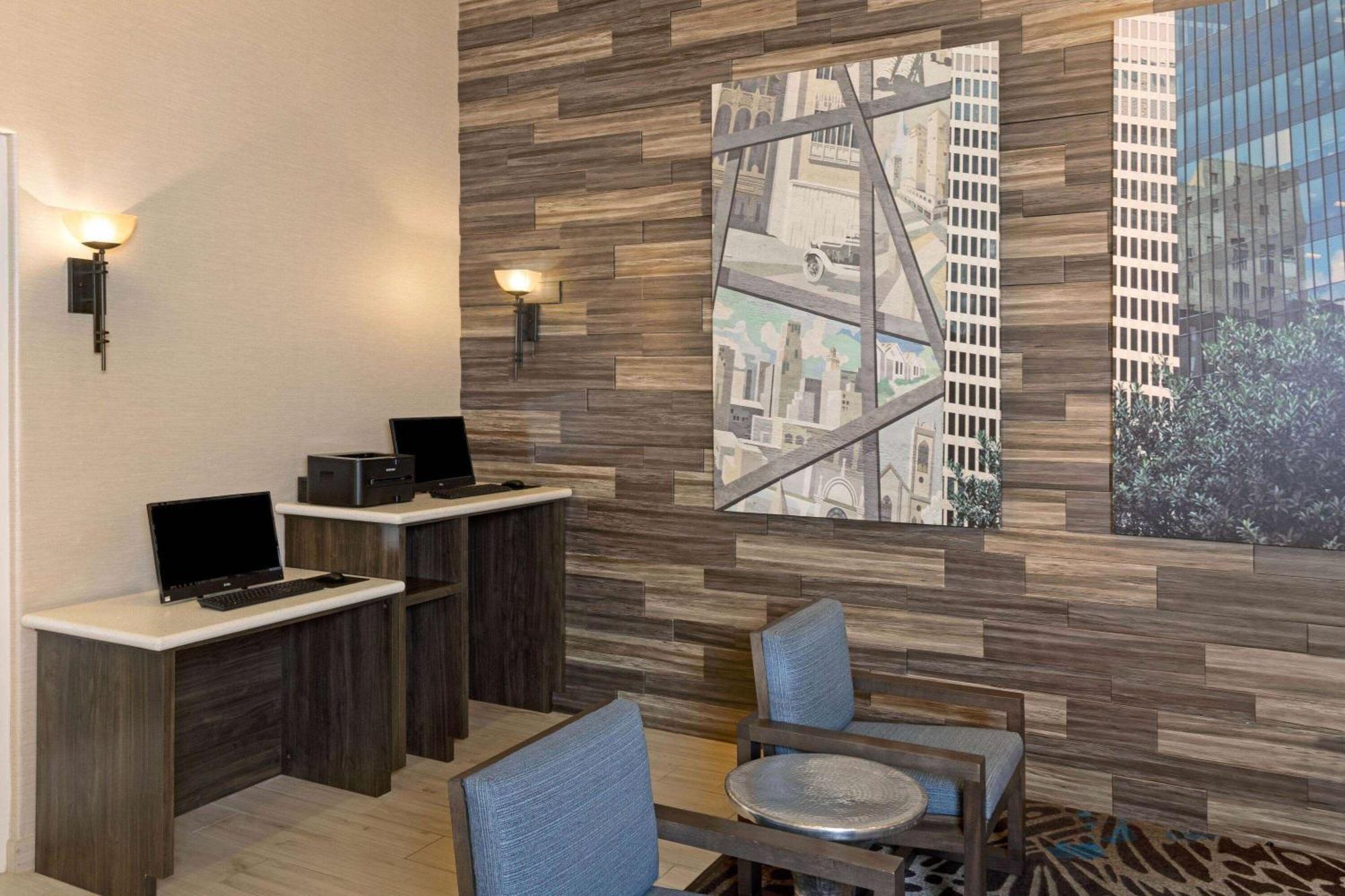 La Quinta By Wyndham Energy Corridor Hotel